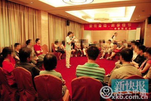社工与艾滋病感染者中秋联谊。