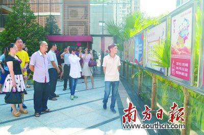 龙岗区社工委通过创新推出“社会建设推广周”系列活动，引导社会力量参与社会建设。图为市民现场体验社区治理并提出意见建议。
