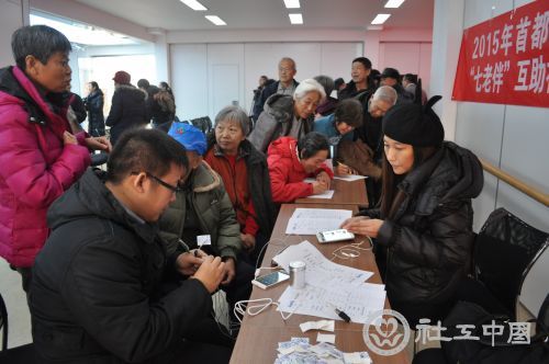 社区居民在活动现场进行健康检测。