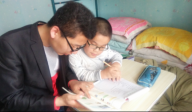 身患残疾学子无法上学 热心专业社工前来助力