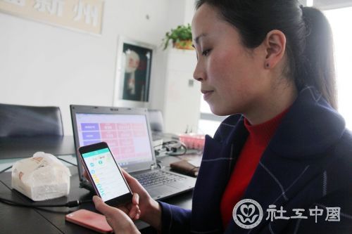 居民既可登陆手机客微信户端、电脑“连线社区”平台，查询政策办理流程，又可进行邻里交流沟通，找回原来邻里间的“老底子”味道。