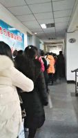 现场报名时楼道里站满了人