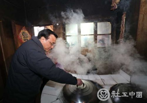 2014年1月26日，李克强在陕西安康旬阳金坡村看望留守儿童。资料图