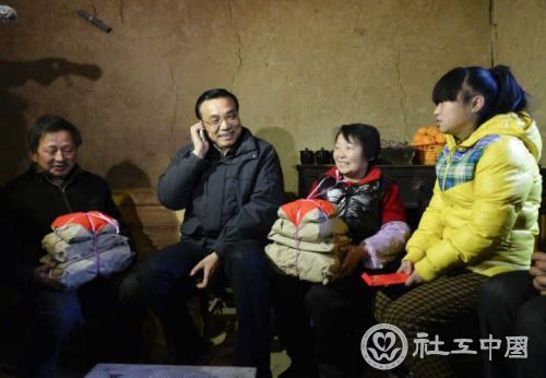 2014年1月26日，李克强在陕西安康旬阳金坡村看望留守儿童。资料图
