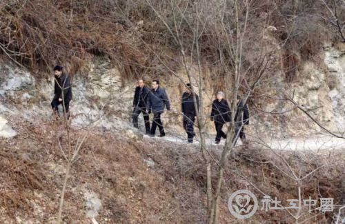 2014年1月26日，李克强在陕西安康旬阳金坡村看望留守儿童。资料图