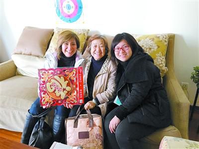 李越甦右与Carito左一起探望社区里的独居老人