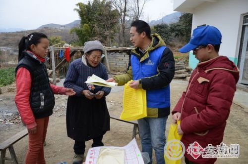 向留守儿童和老人发放防艾宣传资料