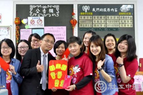 南投家扶前社工陳俊隆於社工日特別回到曾經服務的南投家扶捐贈一筆獎金為辛苦的社工人員加薪，並盼重視社工專業價值與勞動環境。.jpg