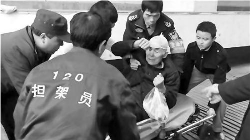 看见老人摔倒，你扶不扶？开发区白杨街道云水苑小区的居民、工作人员和保安，用行动给出了答案：当然要扶。