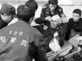见老人摔倒于路上 社区工作人员齐聚帮忙搀扶