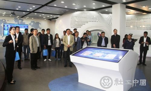 嘉宾参观常州天合光能有限公司智慧能源展厅