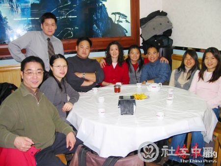 心理安康一线牵开通时的13名华裔工作人员，如今只剩三个人。 （罗洁提供）