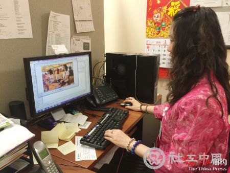 罗洁在工作中。（侨报记者崔国萁摄）