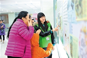 梁妹妹(右一)为居民介绍社区开展的活动。（受访者供图）