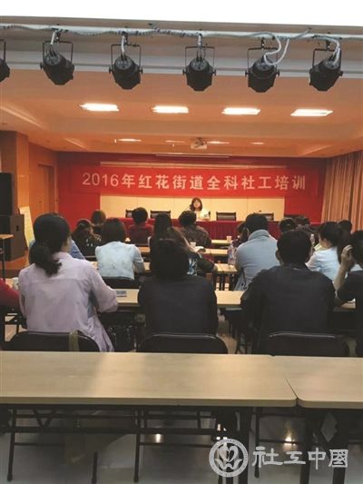 增城之家社工服务中心负责人安莉莉做动员发言