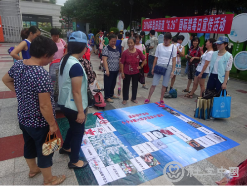 火爆的活动现场，玩的不亦乐乎的居民