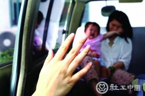 在救助站一个多星期后，流浪母女将安全回家。
