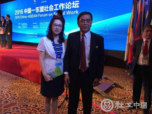 金莉副秘书长和老挝劳动和社会福利部部长助理西苏万·谭达冯合影，