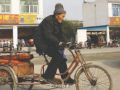 八旬老人坚持七年买零食免费发给环卫工人