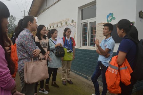 灾害社工队员任海卫认真聆听成都心家园大同村社工站站长介绍乡工培育项目2