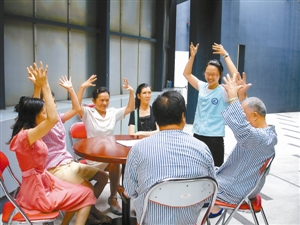 深圳医务社工为病患者家属开设情感支持小组。