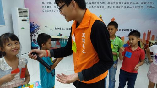 社工协助青少年们分享在拼图中的困难及怎样才能快速拼图，完成任务