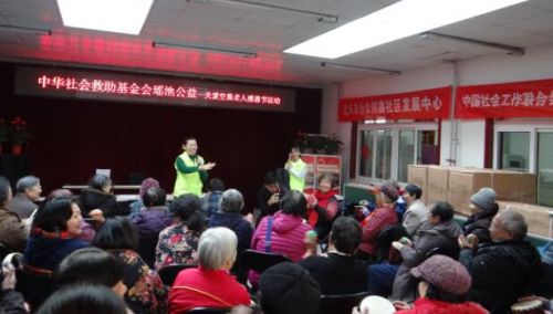 关爱空巢老人活动现场，专家讲授音乐知识