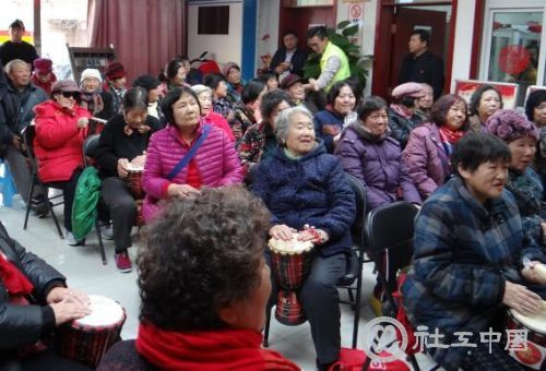 老人们现场学非洲鼓