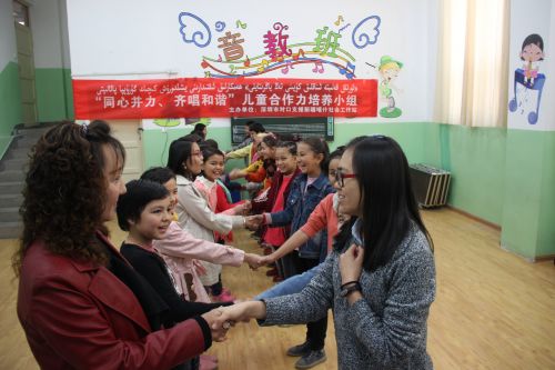 3小组组员正在进行互相认识