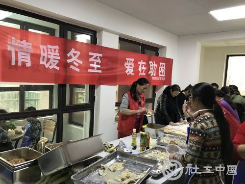 社区工作者和志愿者一起包饺子