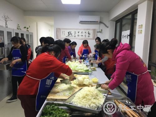社区工作者和志愿者准备包饺子材料