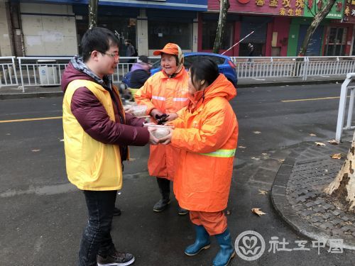 社区工作者给环卫工人送饺子