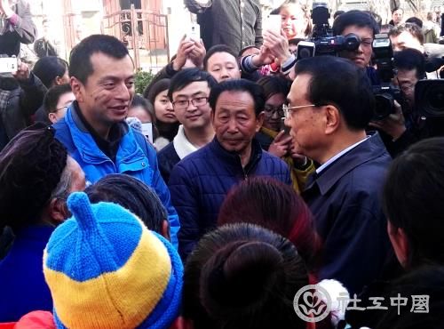 李克强总理与昭通社工交谈.jpg
