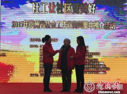 图为留守老人讲述与社工的故事。　黄蕾瑾 摄