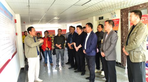 002、何平向考察团介绍孵化基地的情况