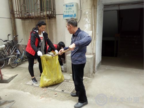 社区叔叔帮忙打扫卫生.jpg