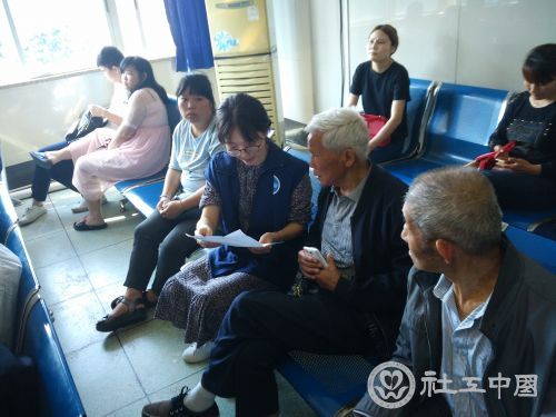 社工在为优抚对象介绍体检内容