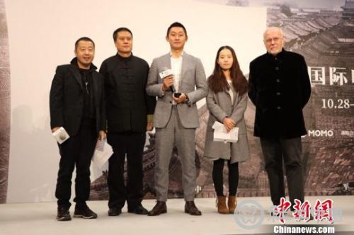 《米花之味》导演鹏飞上台领奖。　主办方提供 摄