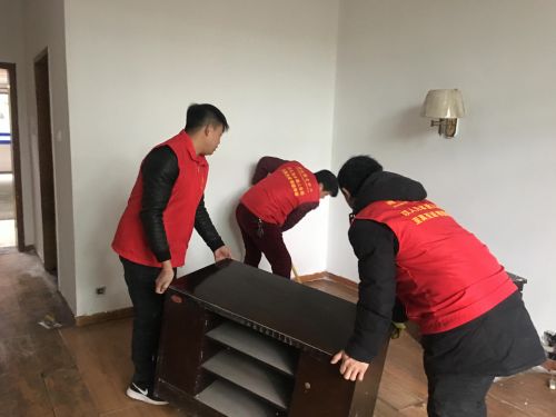 志愿者搬抬桌椅