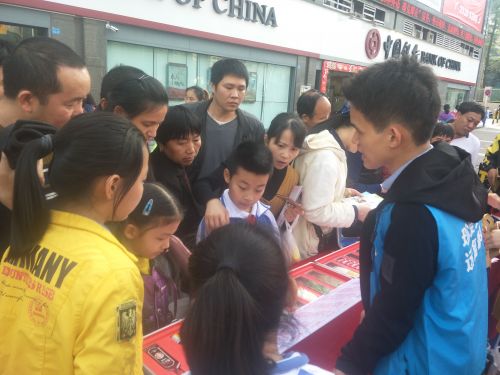 禁毒社工讲解仿真毒品