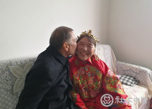 老人露出幸福的笑容
