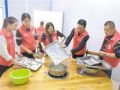 社工、义工、社区多种方式关爱弱势群体