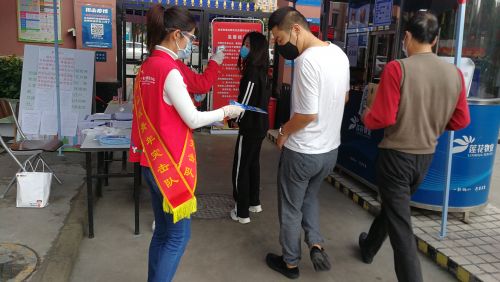 与同工一起给居民量体温、发防疫宣传册