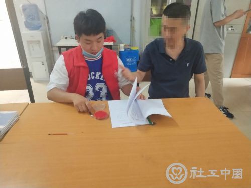 禁毒社工与社戒人员一起制定戒毒帮扶计划
