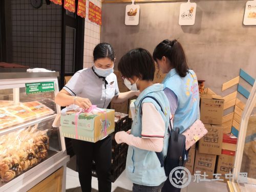 与爱心商家-友谊西饼店确定蛋糕订做事宜
