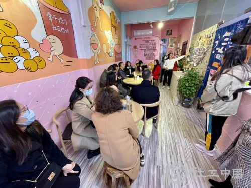 领导和专家学者们实地参观走访“公益联盟成员”的店面
