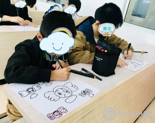 小勇和小伙伴一起画画