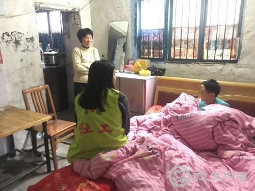 社工与案主及其母亲面谈