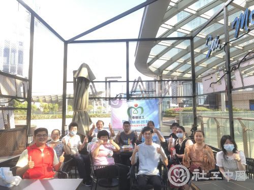 小组结束后组员与园山精防社工共同合影