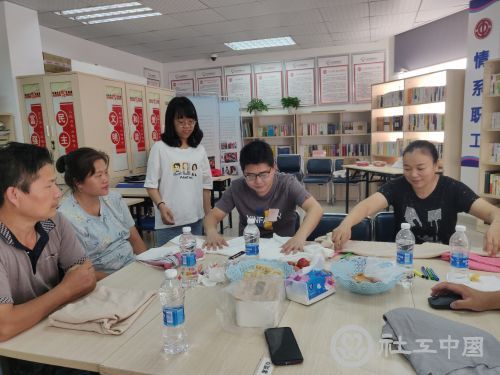 园山经费社工与组员一同实践收纳衣物